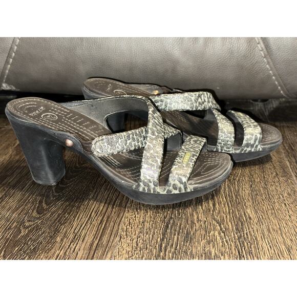 Crocs Womens Cyprus IV Sandals Block Heel Slip On Slides Silver Beige Leopard 8 - Picture 1 of 10